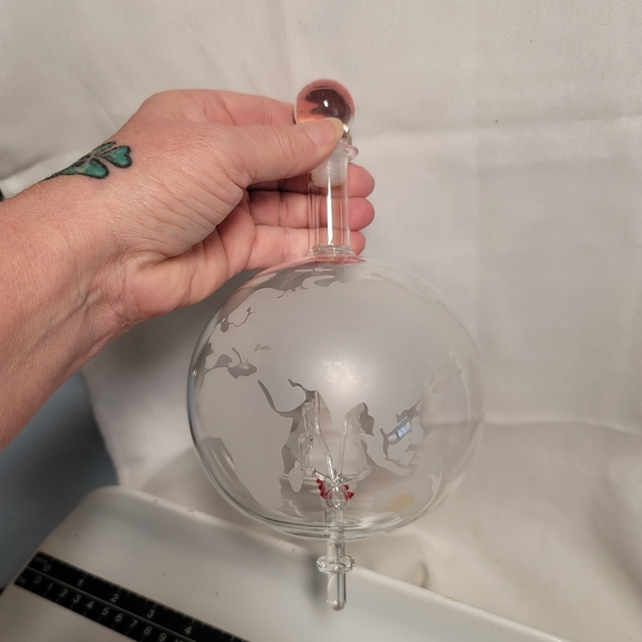 Handmade Liquor/Wine Etched Globe Decanter w/o Stand - Picture 3 of 12
